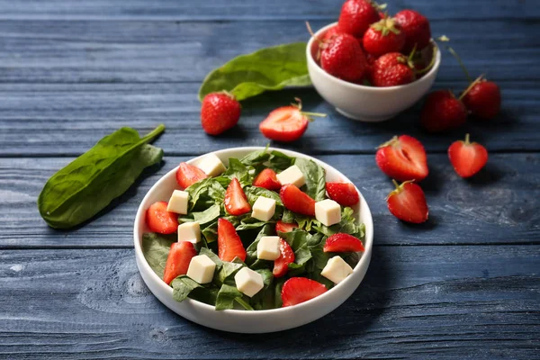 Salade d'épinards aux fraises — Photo