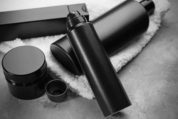 Deodorant ile kişisel bakım için gri masaya ayarla