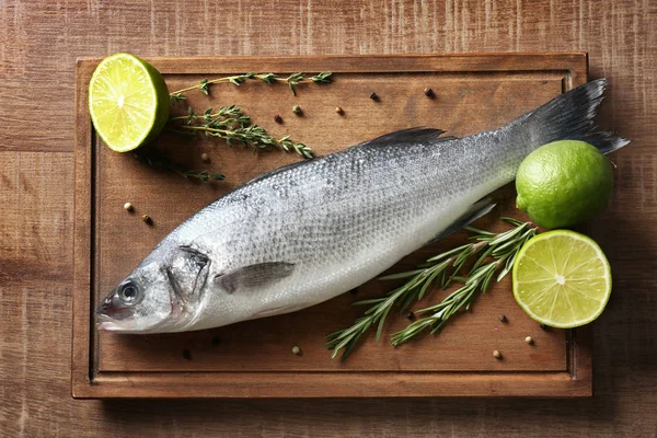 Verse vis met tijm en kalk — Stockfoto