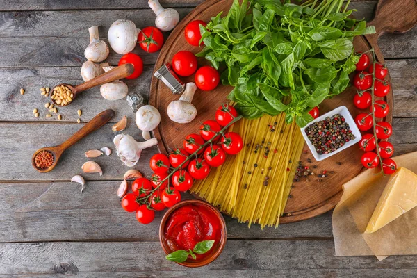 domates soslu makarna için 