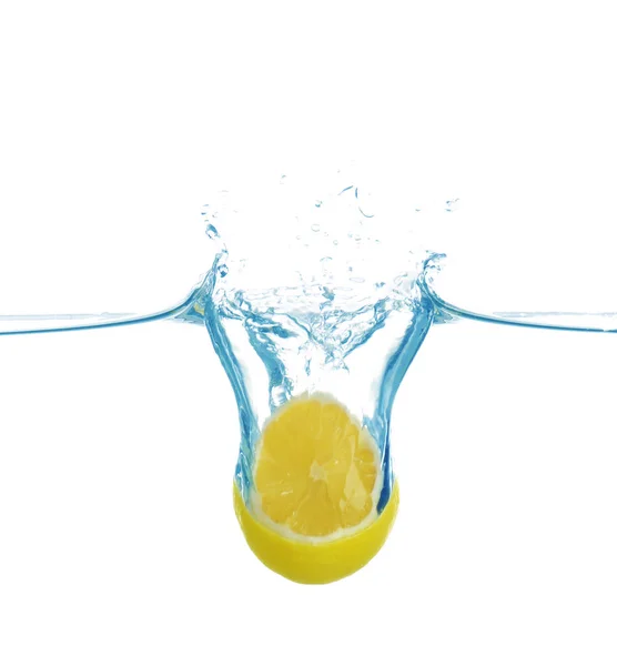Falla skivad citron i vatten — Stockfoto