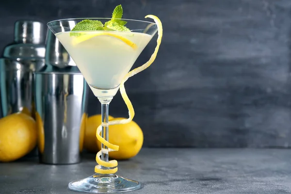 Verre de martini citron goutte — Photo