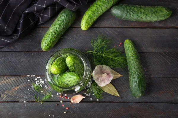 Ingredientes para pepinos conservação em escabeche — Fotografia de Stock