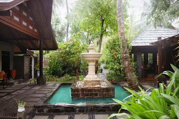 Bellissimo giardino asiatico con fontana — Foto Stock