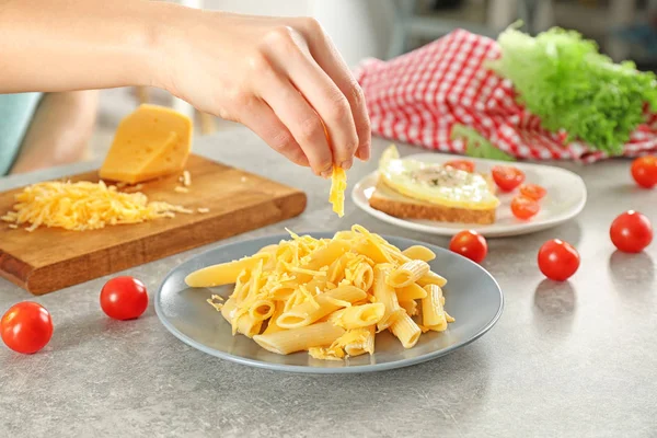 Mutfakta masada lezzetli yemek hazırlama kadın