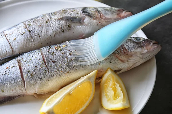 Limon dilimleri ile taze balık