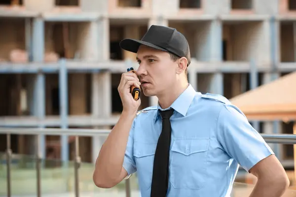 Muž strážníky s přenosné rádio, venku — Stock fotografie