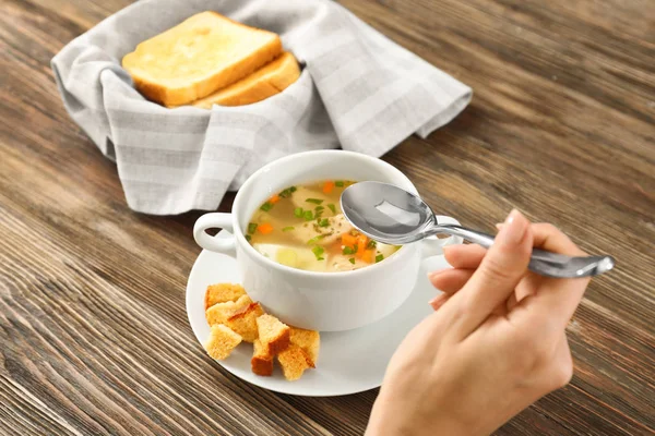 Mulher comendo sopa saborosa na mesa. Cozinhar para um conceito — Fotografia de Stock