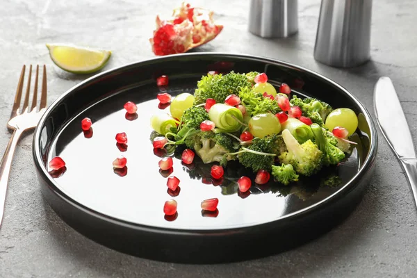 Tallrik med broccoli sallad på bordet — Stockfoto