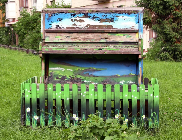 Vieux piano comme décor de jardin, en plein air — Photo