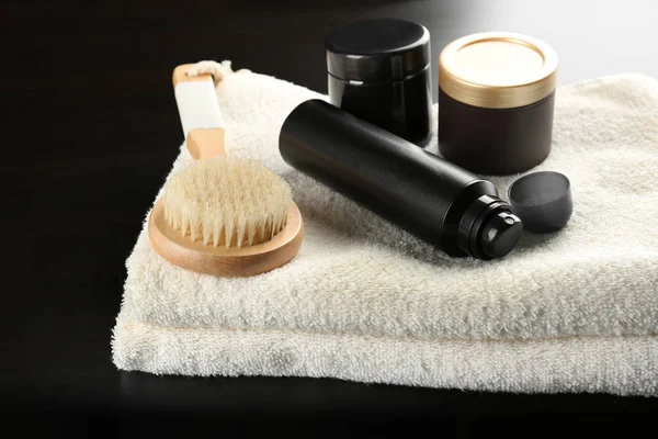 Deodorant ile kişisel bakım için karanlık masaya ayarla