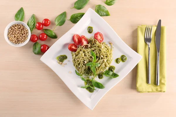 Pesto soslu lezzetli makarna