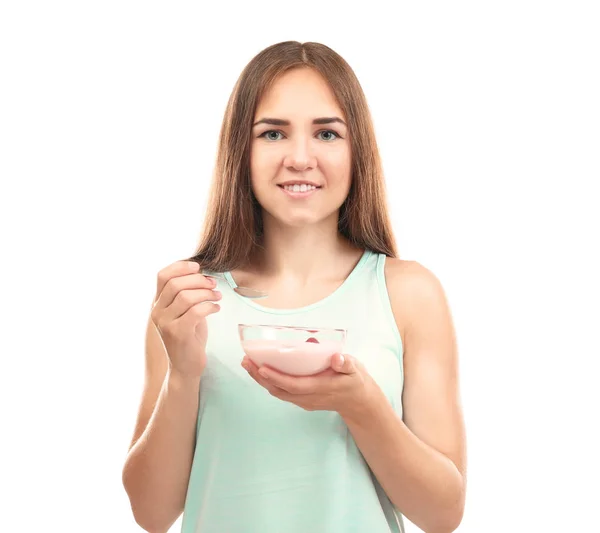 Jovem mulher comendo iogurte no fundo branco — Fotografia de Stock