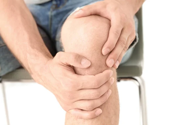 Junger Mann leidet zu Hause unter Beinschmerzen — Stockfoto