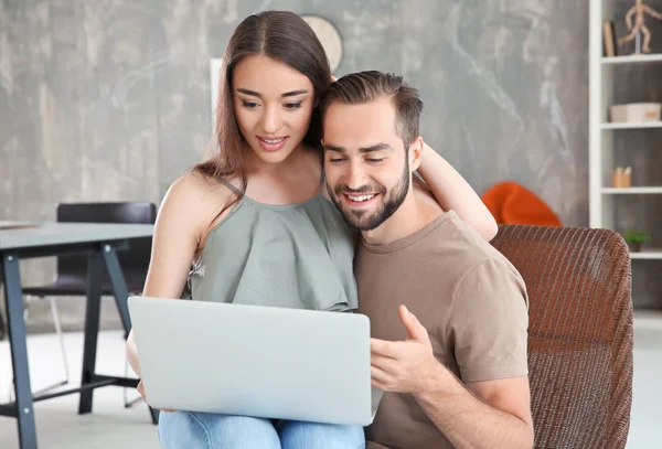 Casal jovem procurando informações — Fotografia de Stock