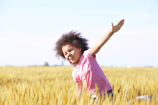 Petite fille afro-américaine dans le champ vert — Photo