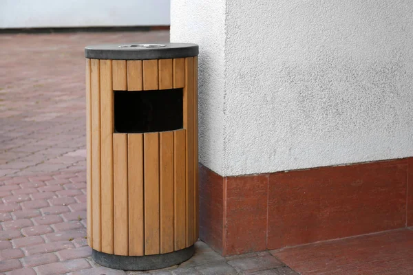 Cubo de basura de madera moderna — Foto de Stock