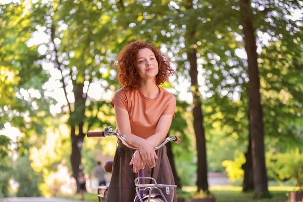 Vacker ung kvinna med cykel, Utomhus — Stockfoto