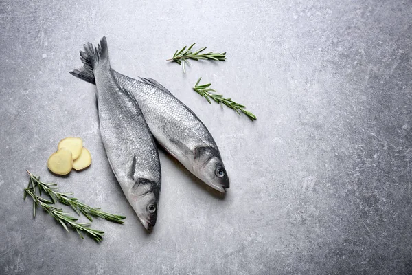 Verse vis met rozemarijn — Stockfoto
