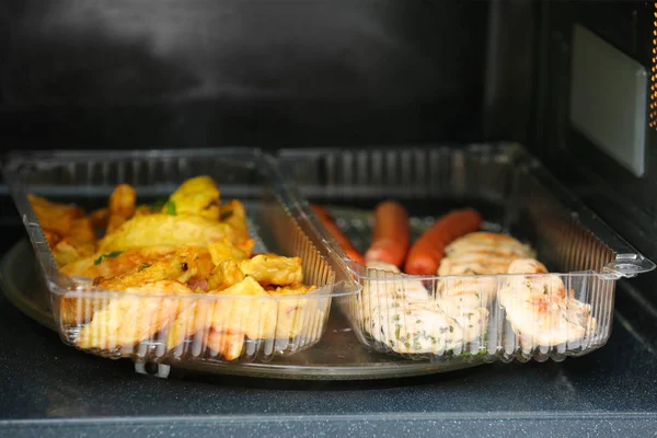 Konteyner mikrodalga fırında yemek ile