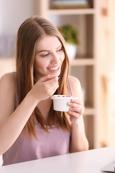Donna che mangia yogurt — Foto Stock