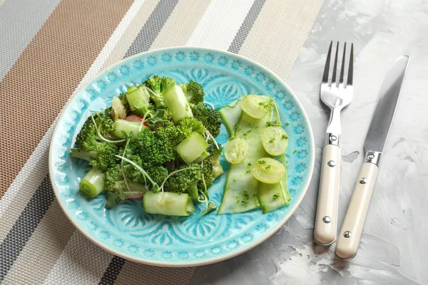 Assiette avec salade de brocoli sur la table — Photo