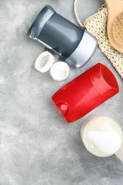 Set para el cuidado personal con desodorantes en mesa gris —  Fotos de Stock