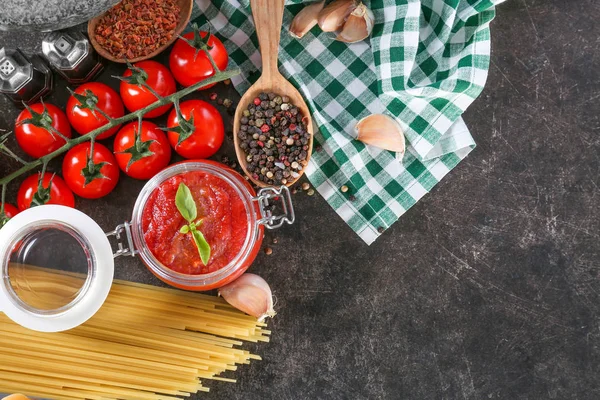 Sabrosa salsa de tomate para pasta —  Fotos de Stock