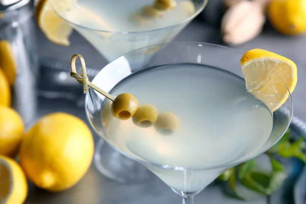 Стакан мартини с лимонной каплей — стоковое фото
