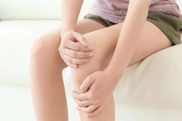 Young woman suffering from leg pain — Stock Photo, Image