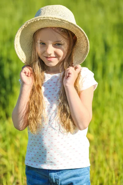 Gelukkig klein meisje in de groene weide — Stockfoto