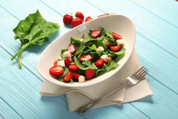 Salade d'épinards aux fraises — Photo