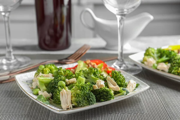 Brokoli Salatası Masasında plakalı