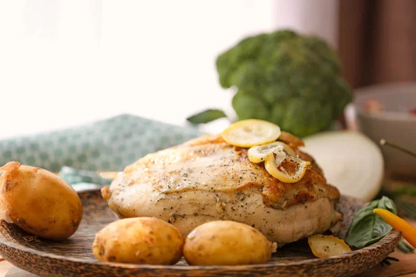 Lezzetli bütün hindi göğsü