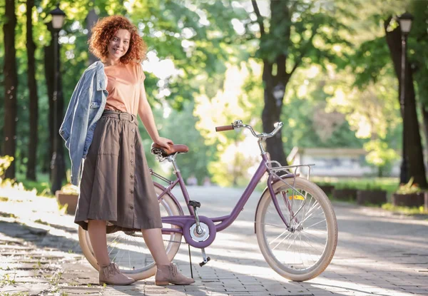 Hermosa joven con bicicleta, al aire libre — Foto de Stock