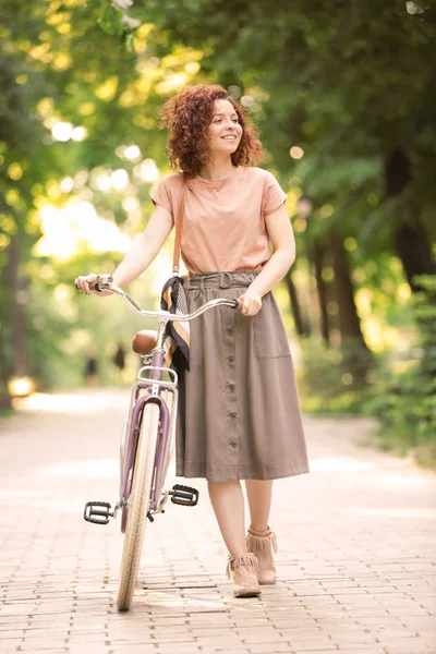 Bisiklet, açık havada olan güzel kadın