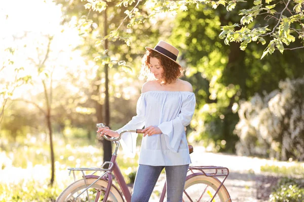 自転車、屋外で美しい若い女性 — ストック写真