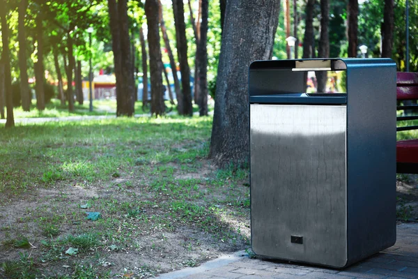 Modern metal çöp kutusu