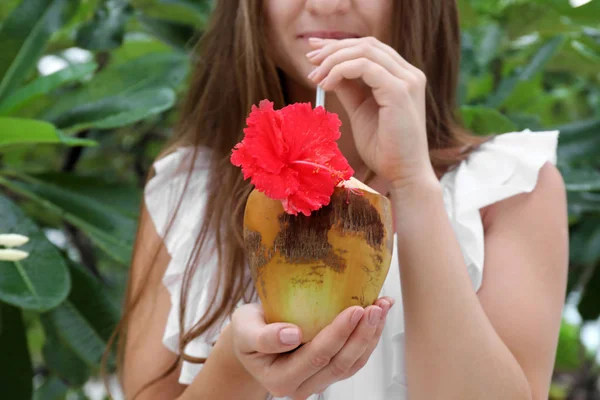 Młoda kobieta z świeży kokos koktajl Resort, zbliżenie — Zdjęcie stockowe
