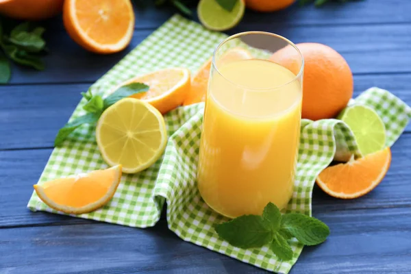 Sklenice čerstvého pomerančového džusu na stole — Stock fotografie
