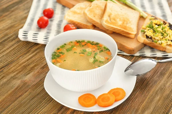 Assiette avec soupe savoureuse — Photo