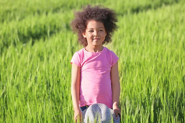 Piccola ragazza afro americana in campo verde — Foto Stock