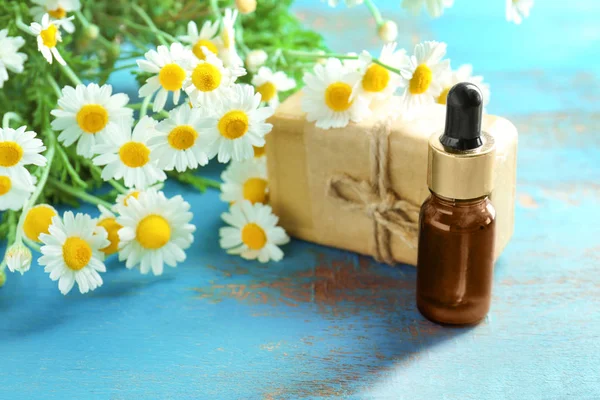 Bouteille avec huile essentielle, savon et fleurs de camomille — Photo