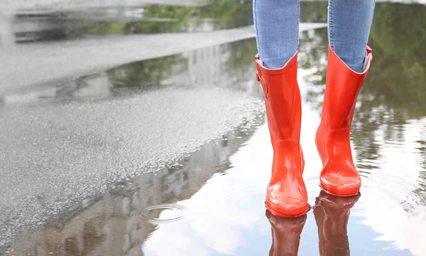 Mulher em botas de borracha vermelha — Fotografia de Stock