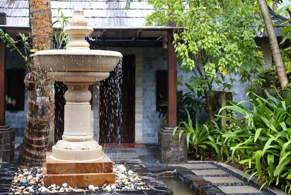 Bella fontana in giardino — Foto Stock