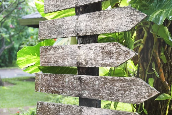 Порожні спрямовані знаки в парку на тропічному курорті — стокове фото