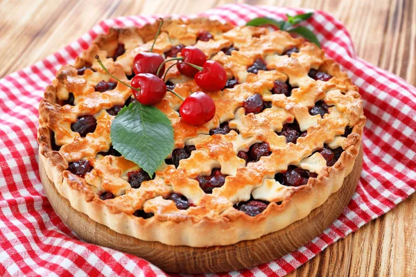 lezzetli vişneli pasta 