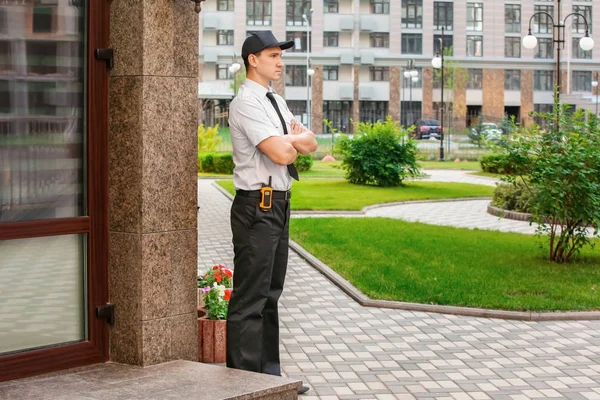 Bina, açık havada yakınındaki erkek güvenlik görevlisi