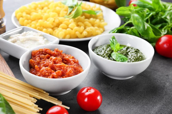 Lezzetli pesto, bolognese ve beyaz soslar makarna için — Stok fotoğraf