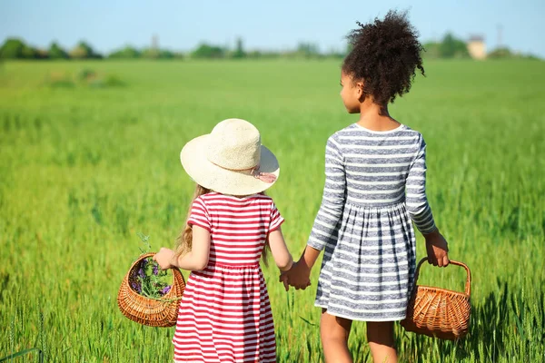 Glückliche kleine Mädchen mit Weidenkörben — Stockfoto